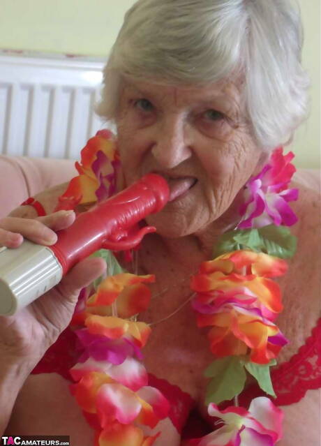TAC Amateurs offers a free pic gallery with Grandma Libby in masturbating with sex toy