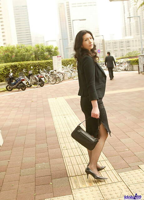 Idols 69 invites you to browse their xxx photos with Chinami showing perfect shape